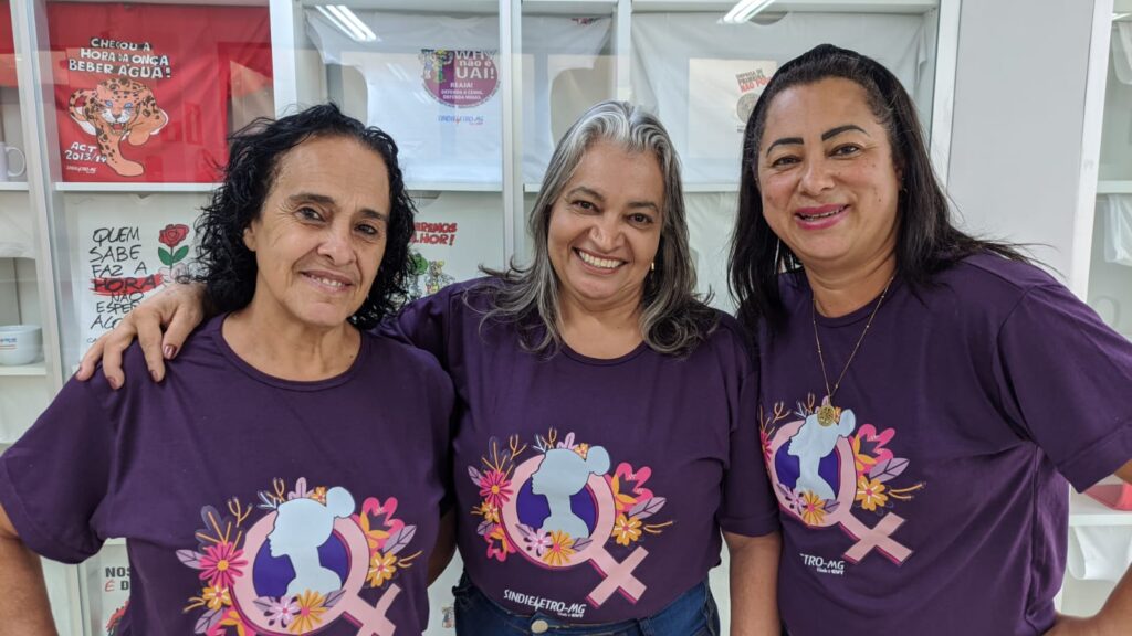 Marcilene, Rosi e Rosa divulgando as camisas do Sindieletro para a Sec. Mulher Trabalhadora.